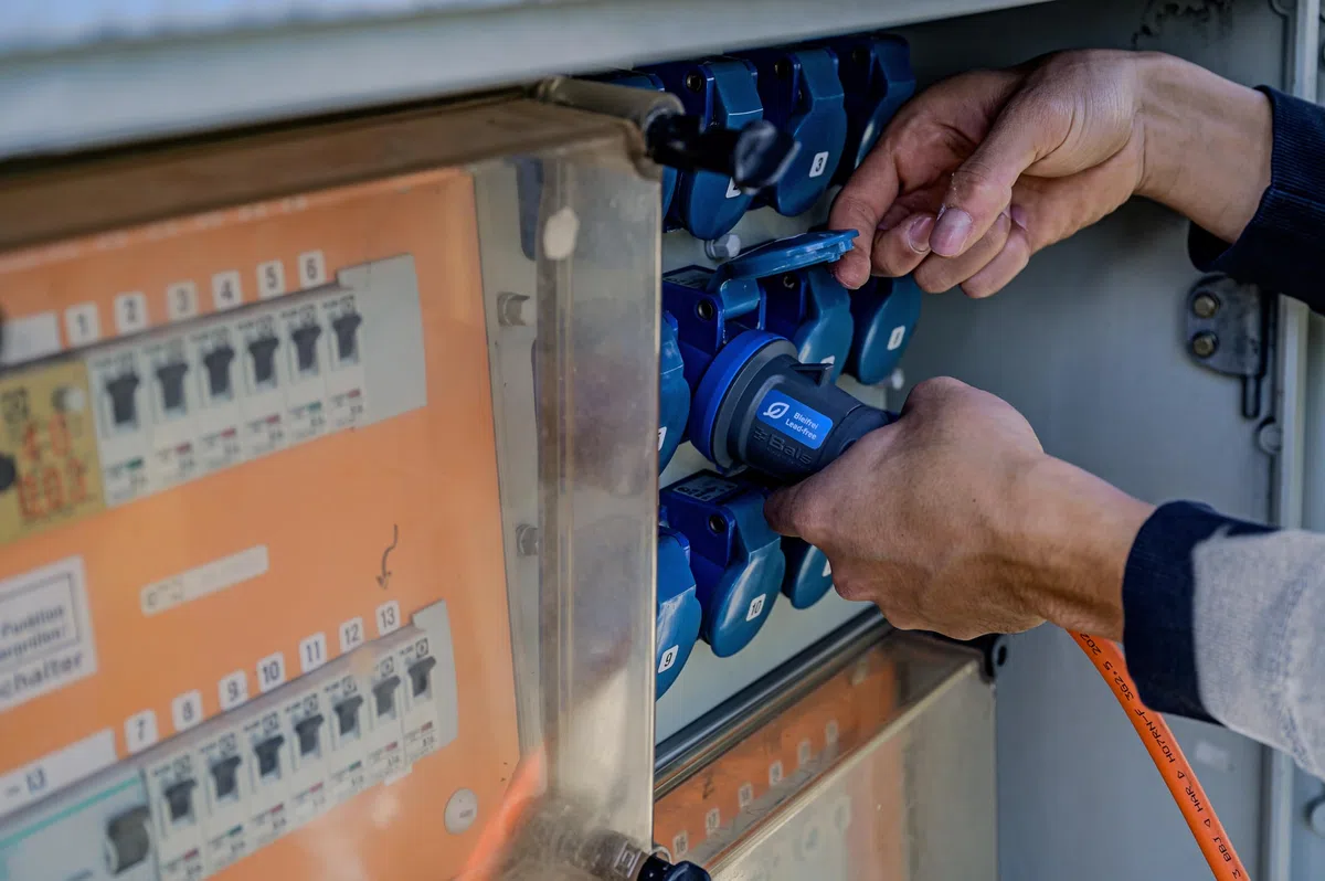 Brennenstuhl Camping CEE-Adapterleitung mit CEE-Stecker und Winkelkupplung inkl. Schutzkontakt-Kombisteckdose (1,5m Kabel in orange, 230V/16A, Einsatz im Außenbereich, Made in Germany)