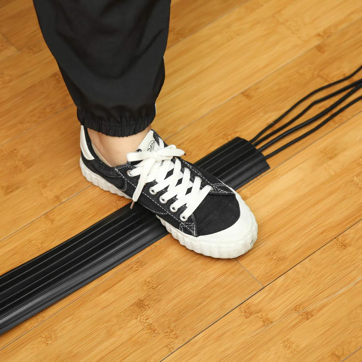 AGPtEK Bodenkabelabdeckung, 2 Meter Bodenkabelschutz, 3 Kabelkanäle mit PVC-Kabelschutz, ideal für Zuhause, Büro, Werkstatt, Lager, Konzert und Garage (schwarz)