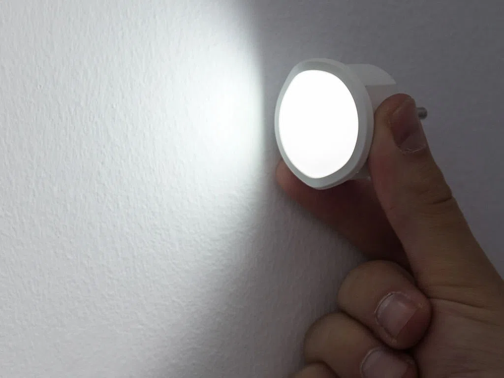 LEGRAND, LED-Steckdosen-Notlicht dimmbar, direkt anschlussfertig, leuchtet bei Stromausfall 1,5 Stunden oder als Taschenlampe, 050678