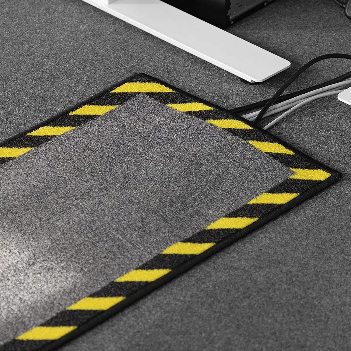 Floordirekt Kabelabdeckung - Stolperschutz mit auffälliger Warnumrandung - Sicherheitsmatte für Büro & Lager - Rutschhemmender Latex-Rücken - Bodenkabelmatte Kabelmatte Kabelschutz (40 x 120 cm)